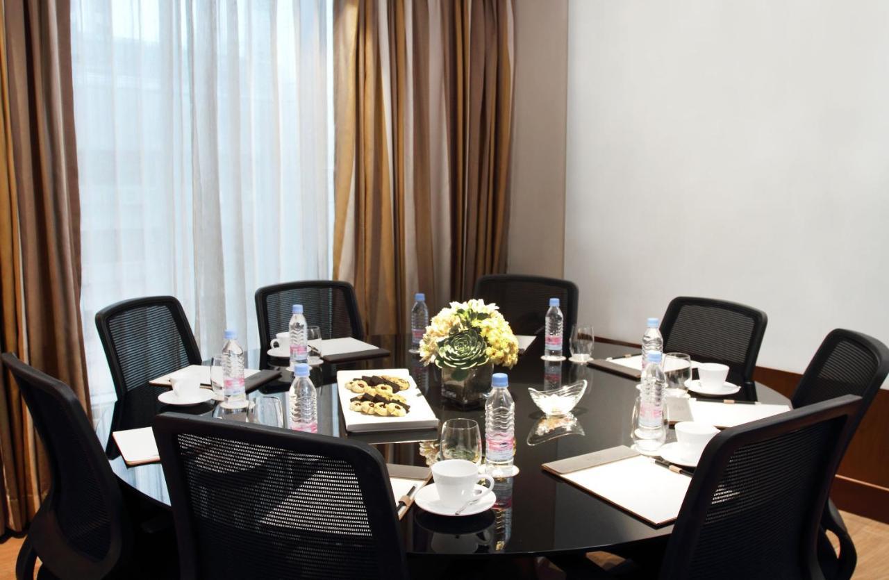 Makati Diamond Residences Makati City Exterior photo A meeting room at the hotel
