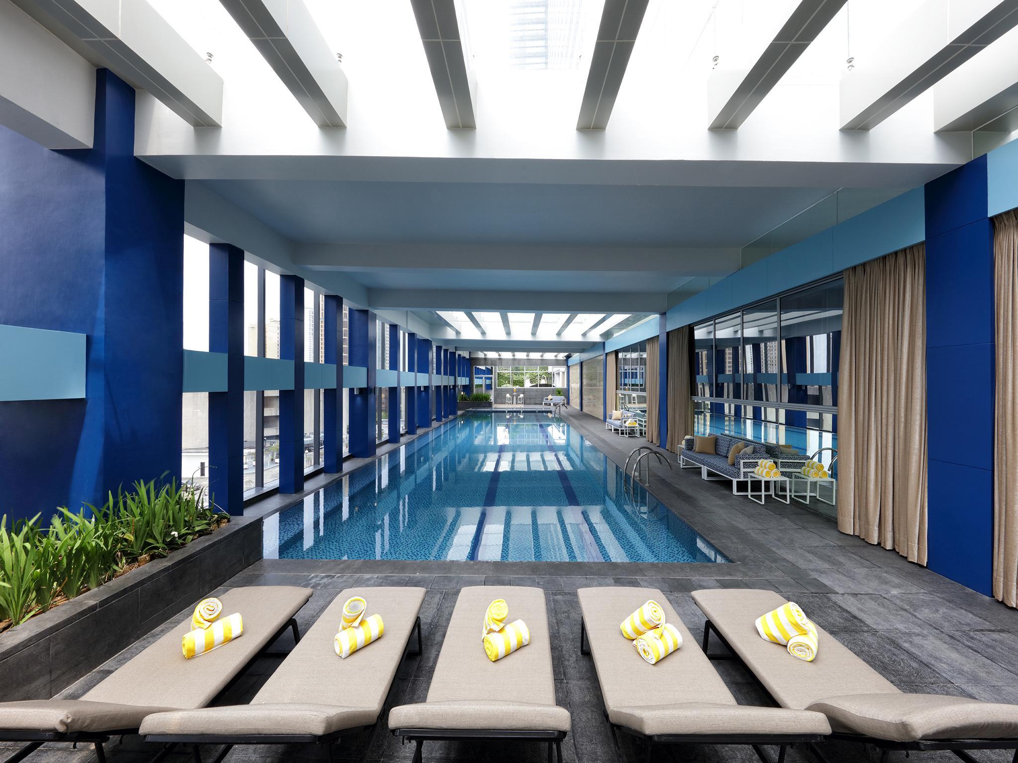 Makati Diamond Residences Makati City Exterior photo The pool at the hotel