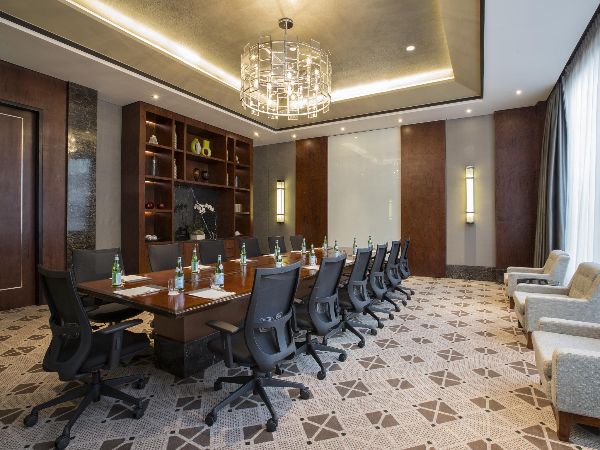 Makati Diamond Residences Makati City Exterior photo Meeting room