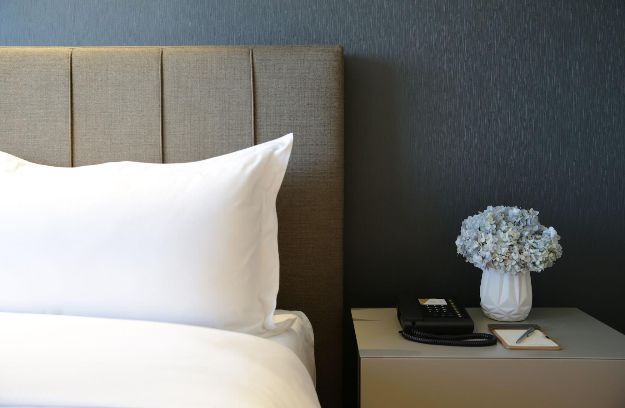 Makati Diamond Residences Makati City Exterior photo A bed with a nightstand